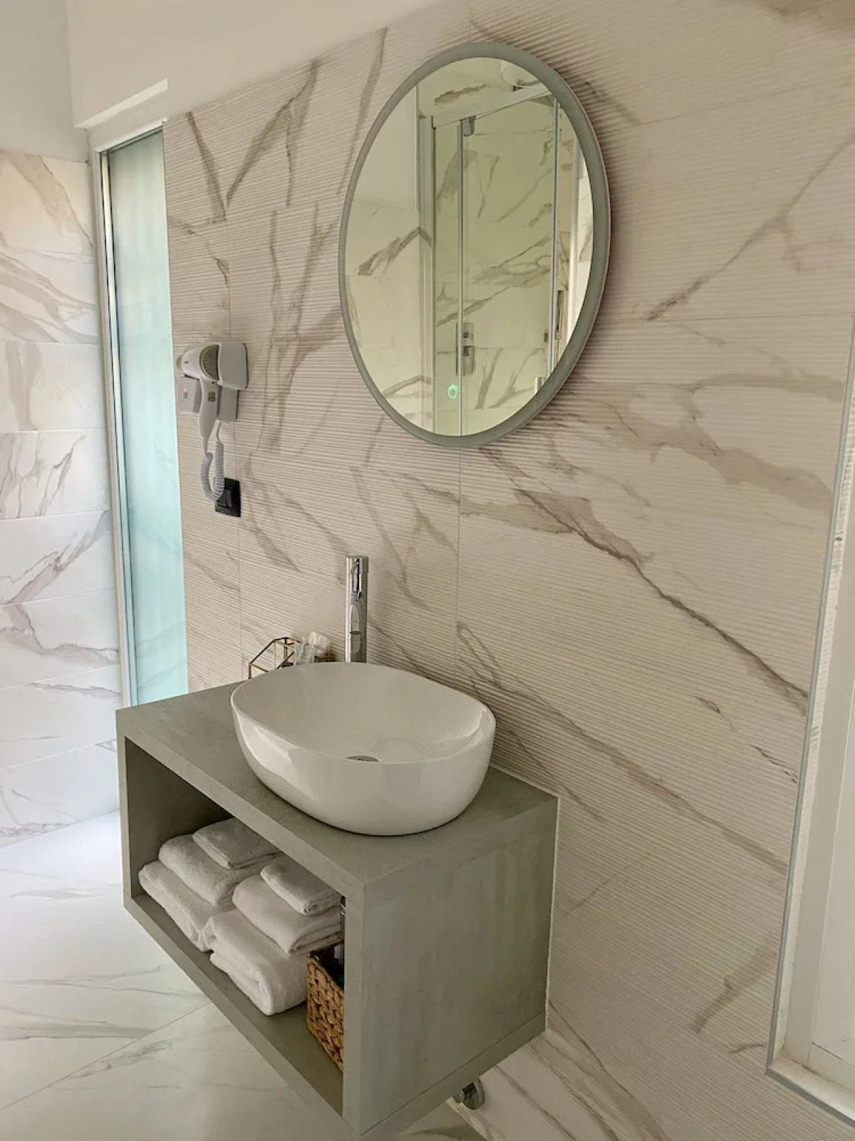 Gatto Bianco Le Mura