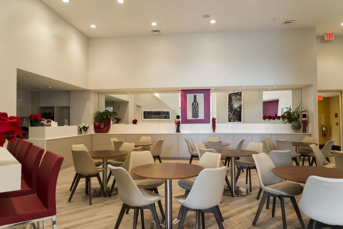 The Point Hotel & Suites