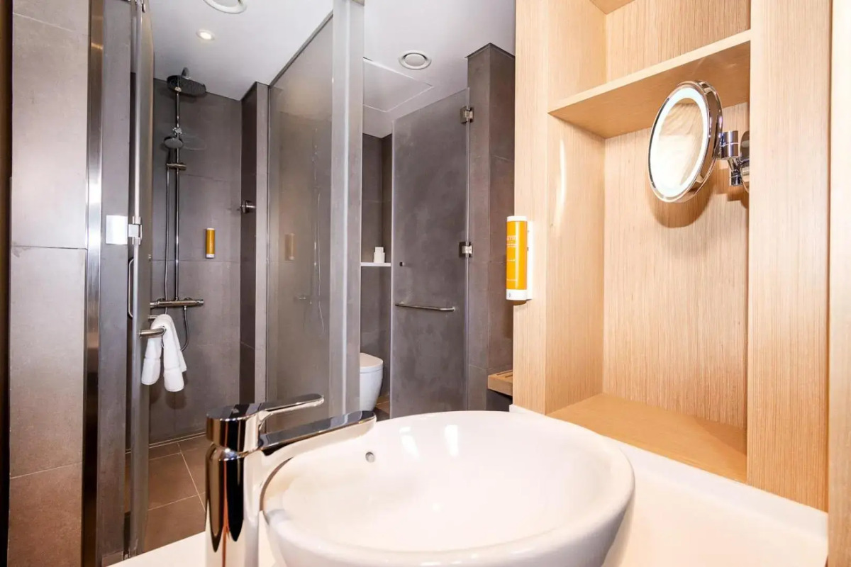 Отель Premier Inn Dubai Dragon Mart