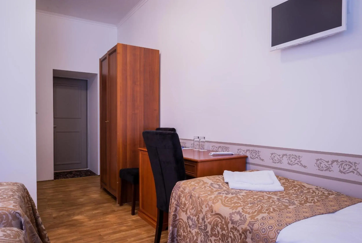 Отель Three Crowns Residents