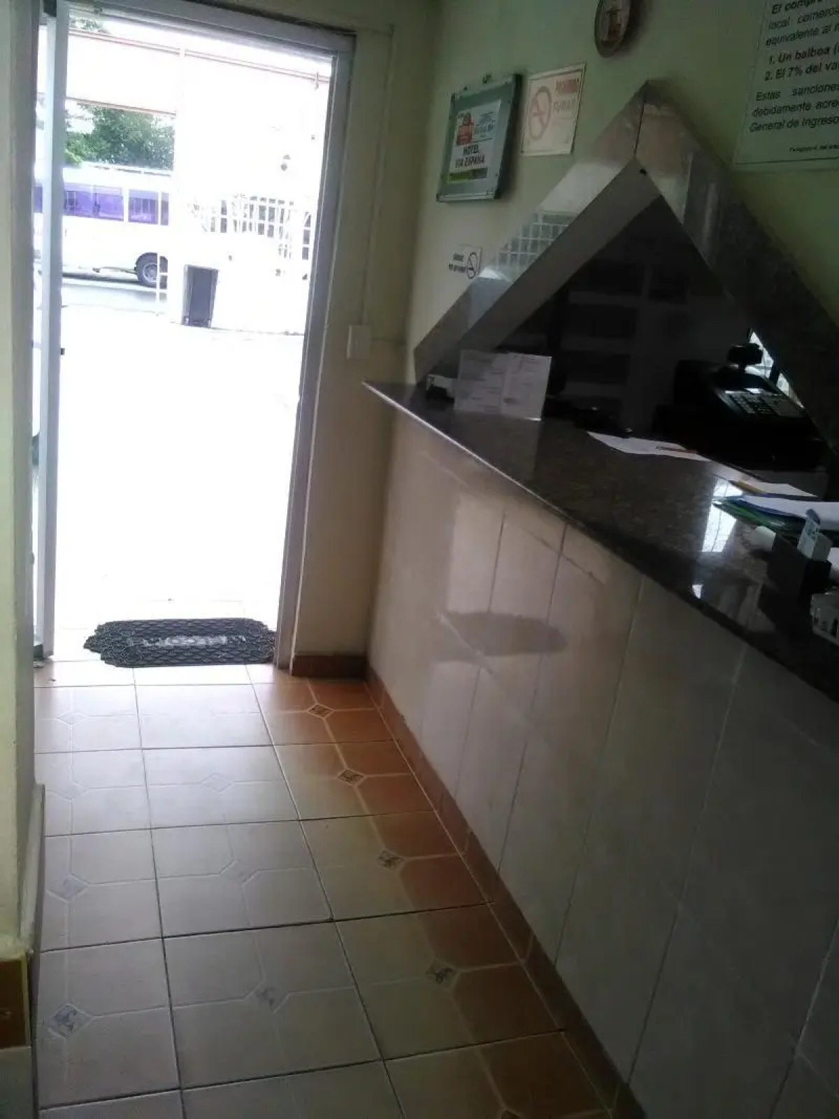 Express Inn Panama International Airport Hostel