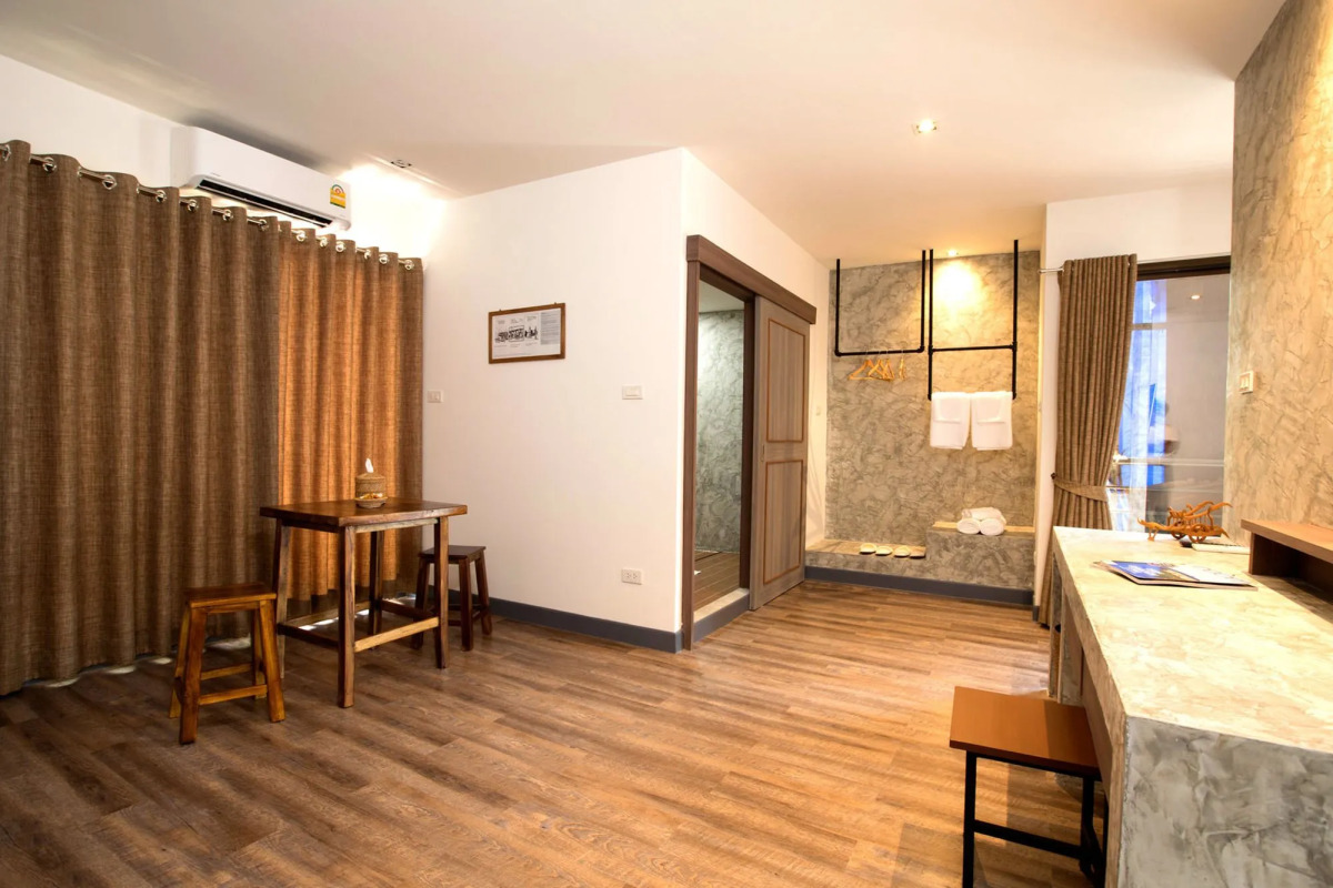 Boutique Poo-Yai Lee