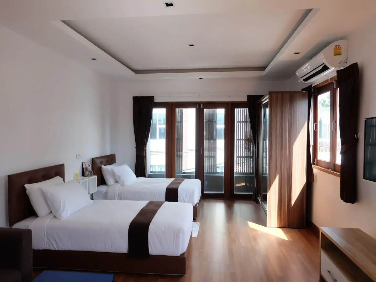 5ive Beach House Hotel