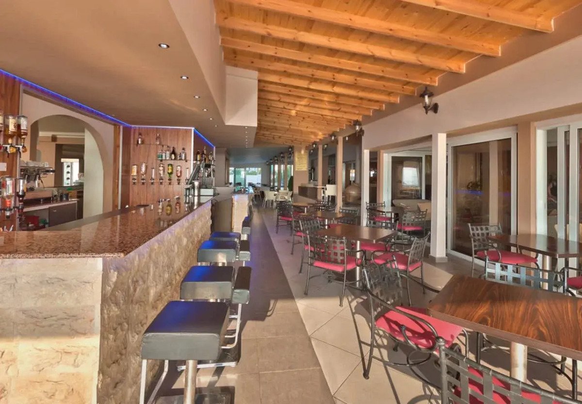 Mackenzie Beach Hotel & Apartments