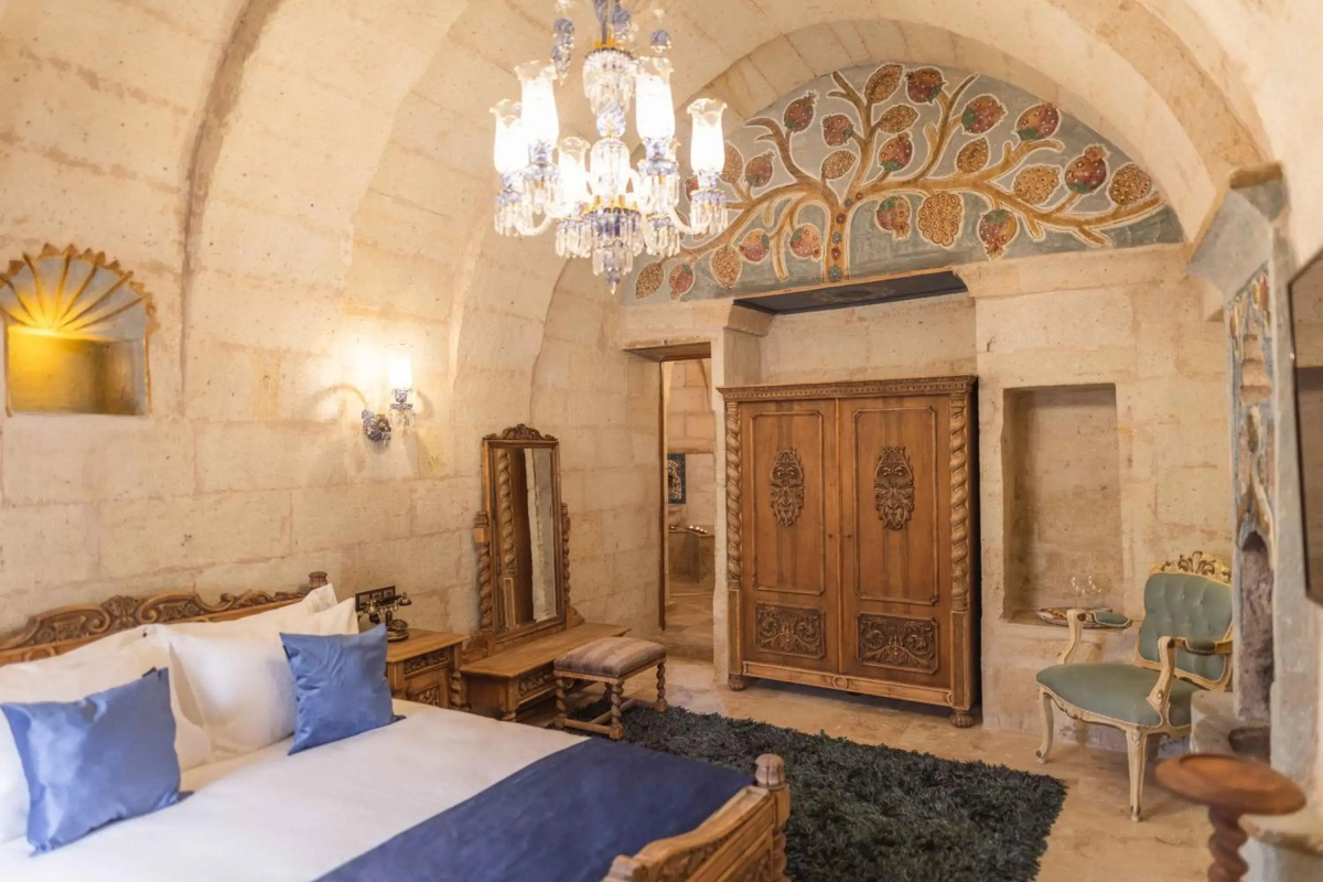 Solo Cave Suites