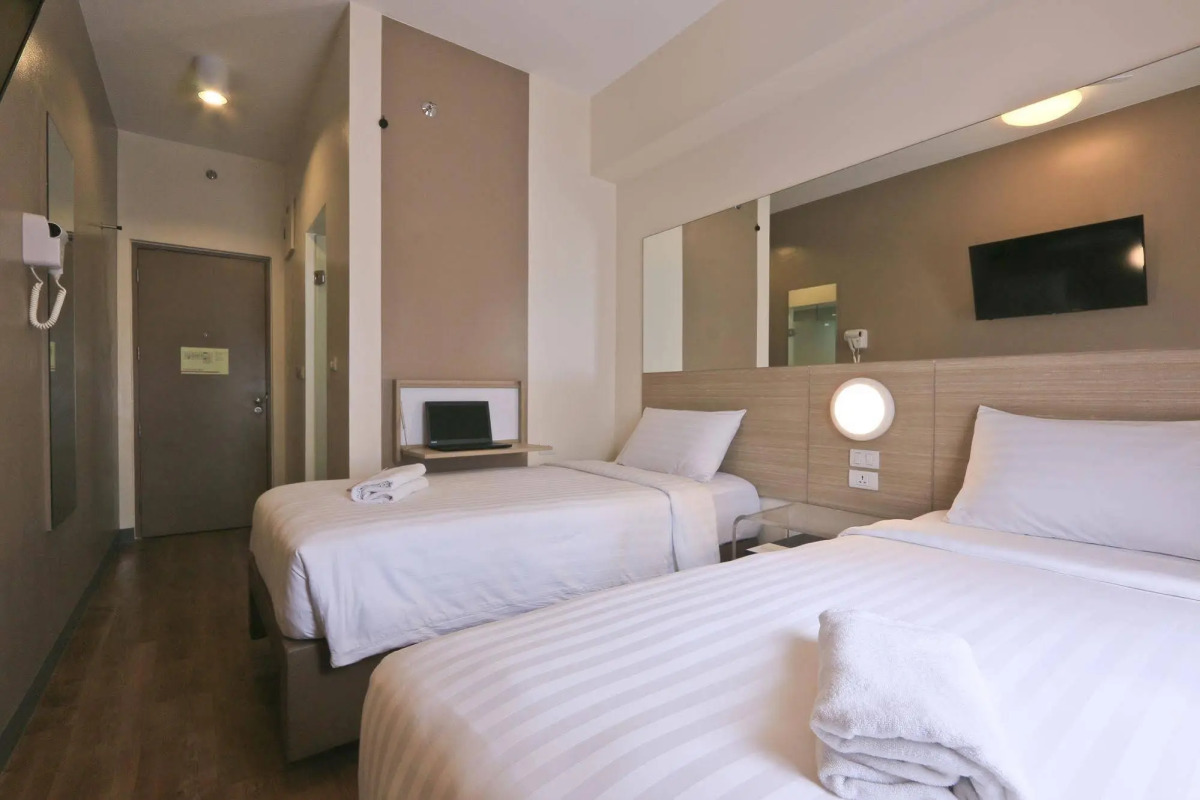 Red Planet Makati Amorsolo