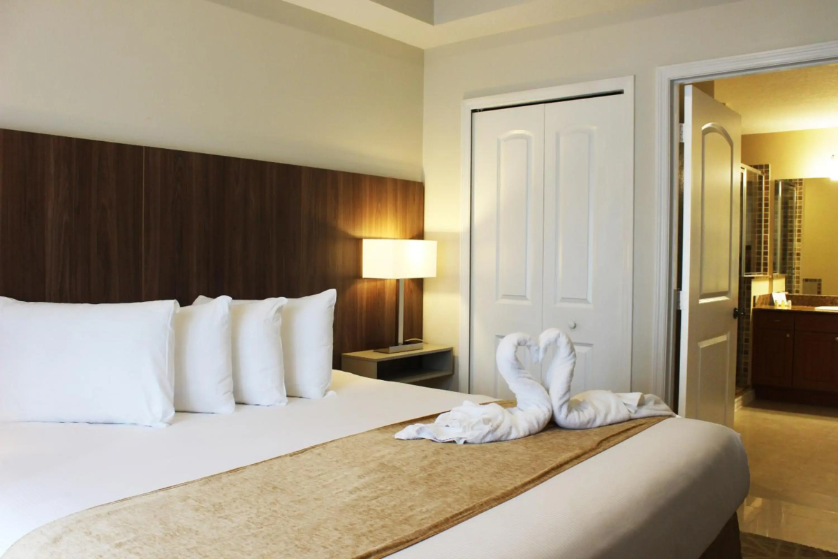 The Point Hotel & Suites