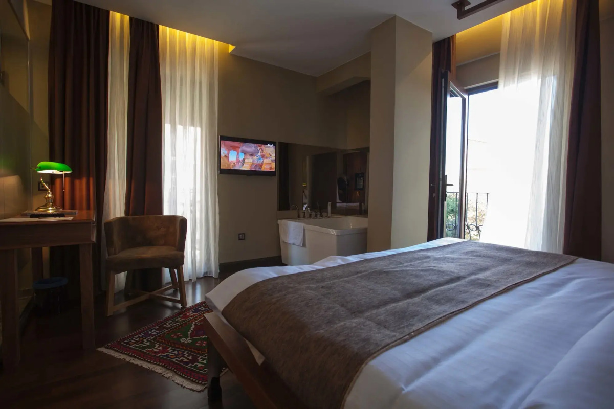 Juliet Rooms & Kitchen