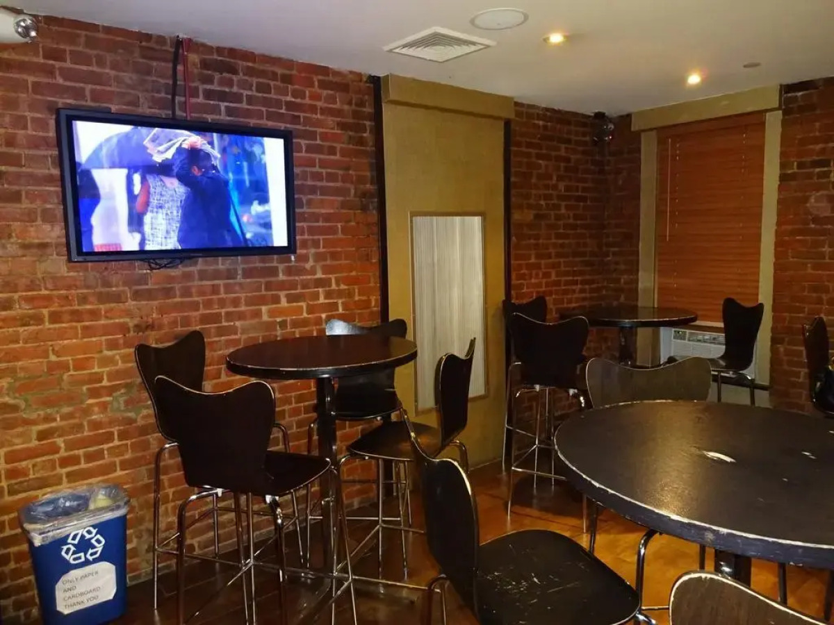 Broadway Hotel and Hostel