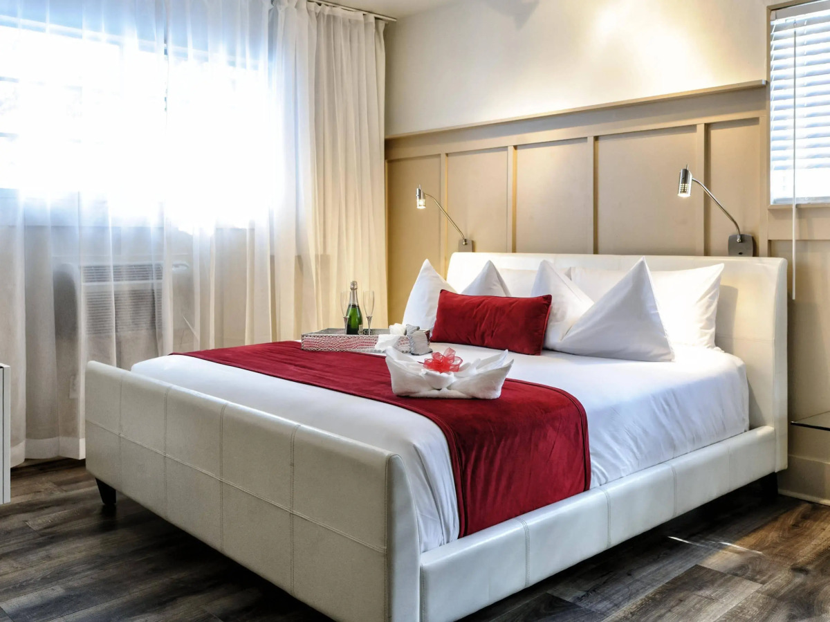 Catalina Hotel & Beach Club