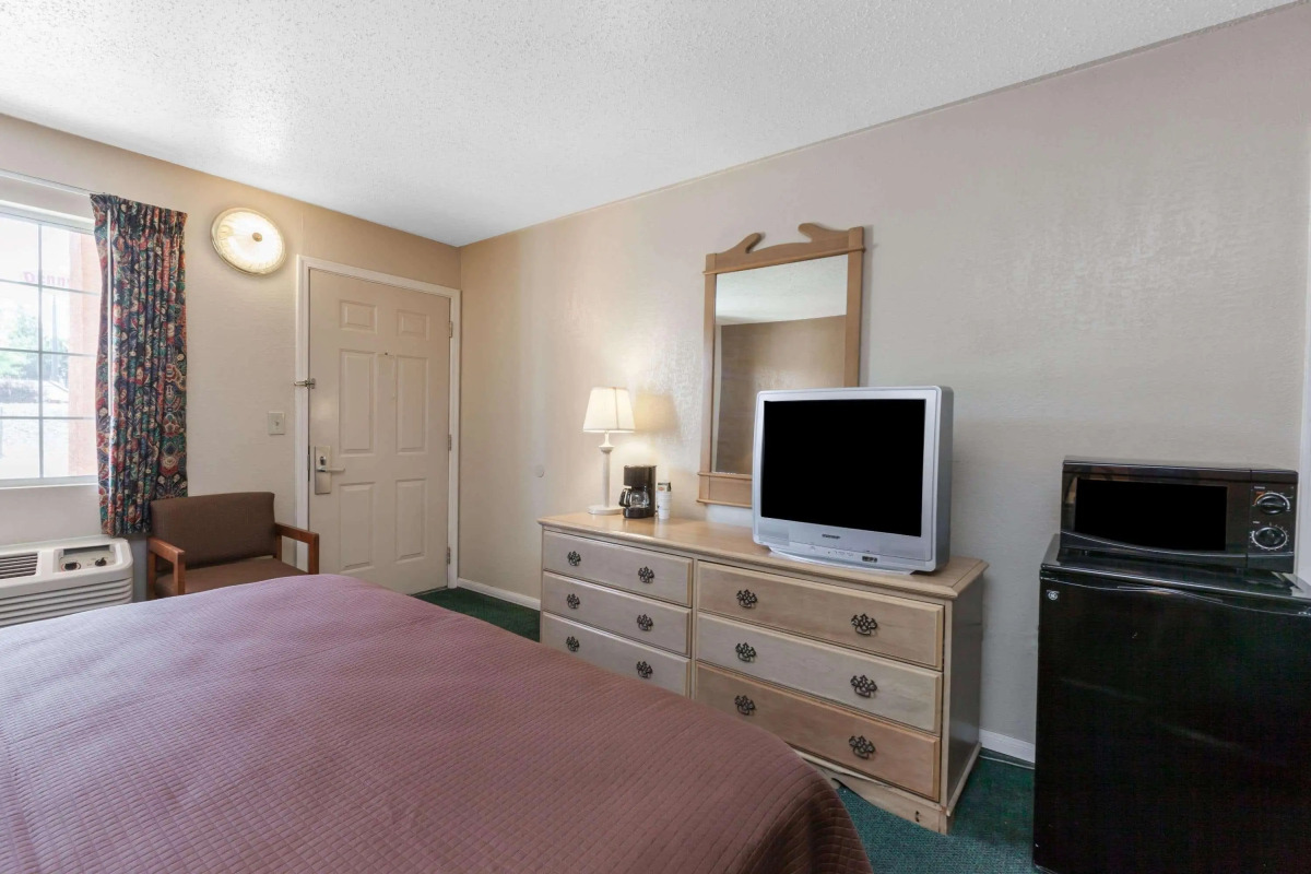 Howard Johnson by Wyndham Bakersfield