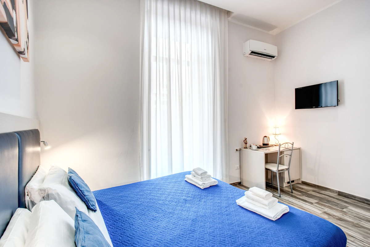 Napoli's Gold Hotel