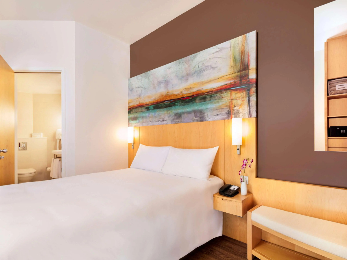 Отель ibis One Central Hotel