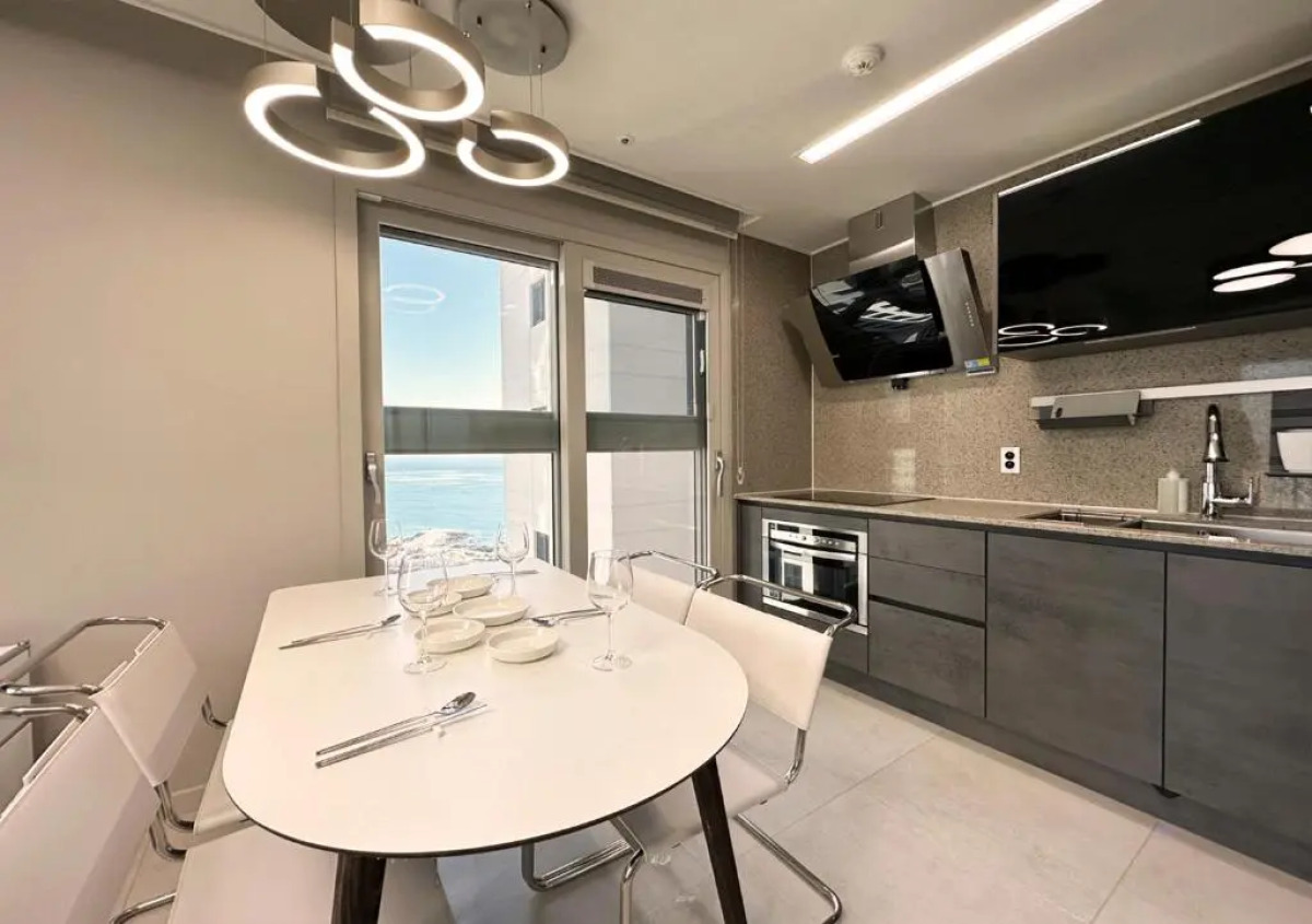 Y COLLECTION by UH FLAT OSIRIA