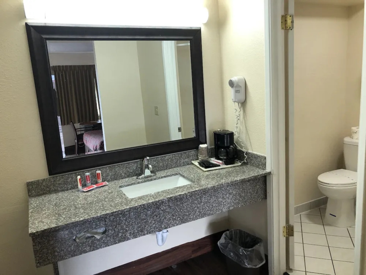 Econo Lodge Inn & Suites Central