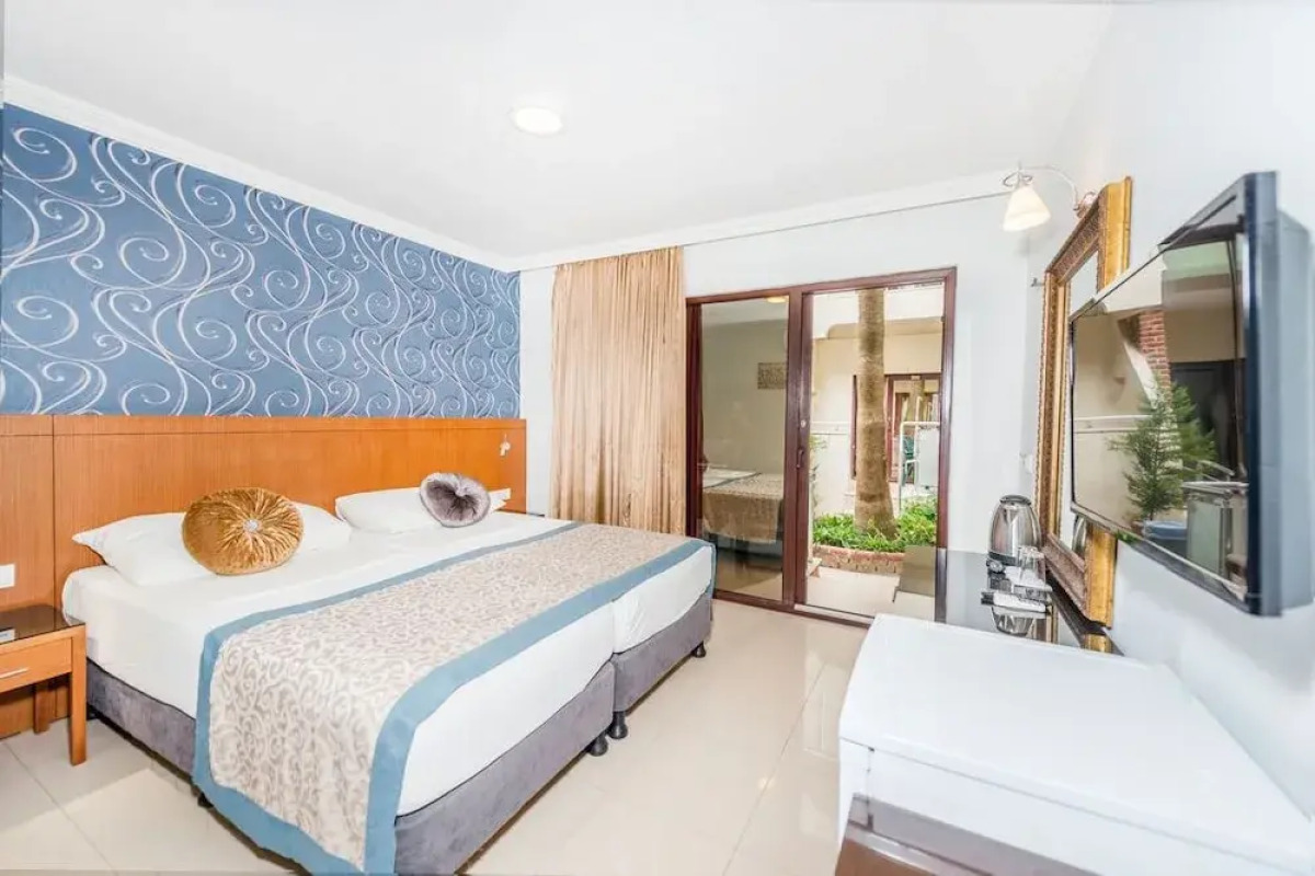 Tropic Beach Club Side