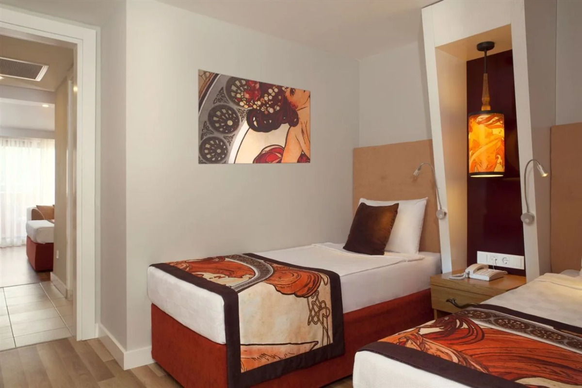 Hotel Orange Palace Side