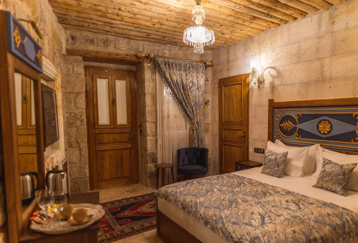 Solo Cave Suites