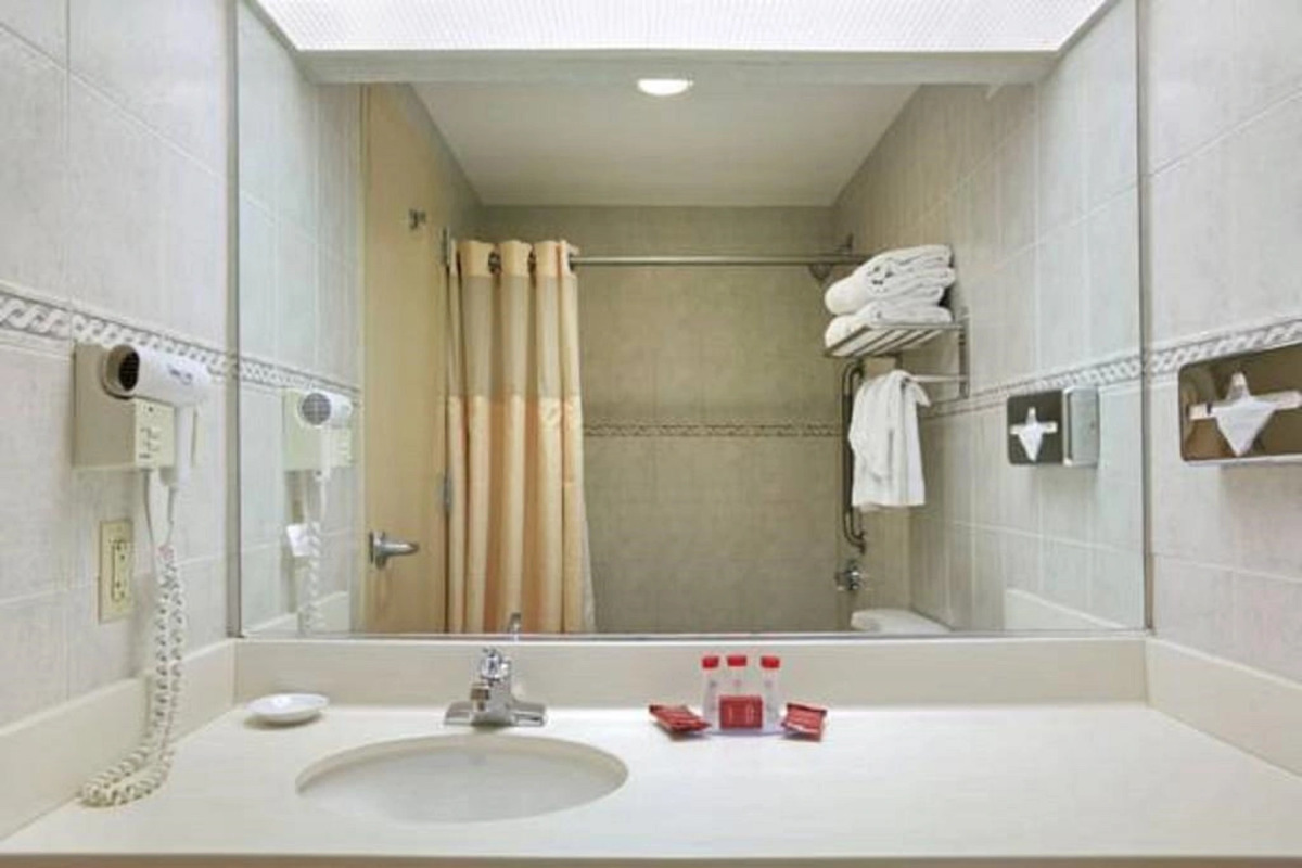 Holiday Inn Newark International Airport by IHG