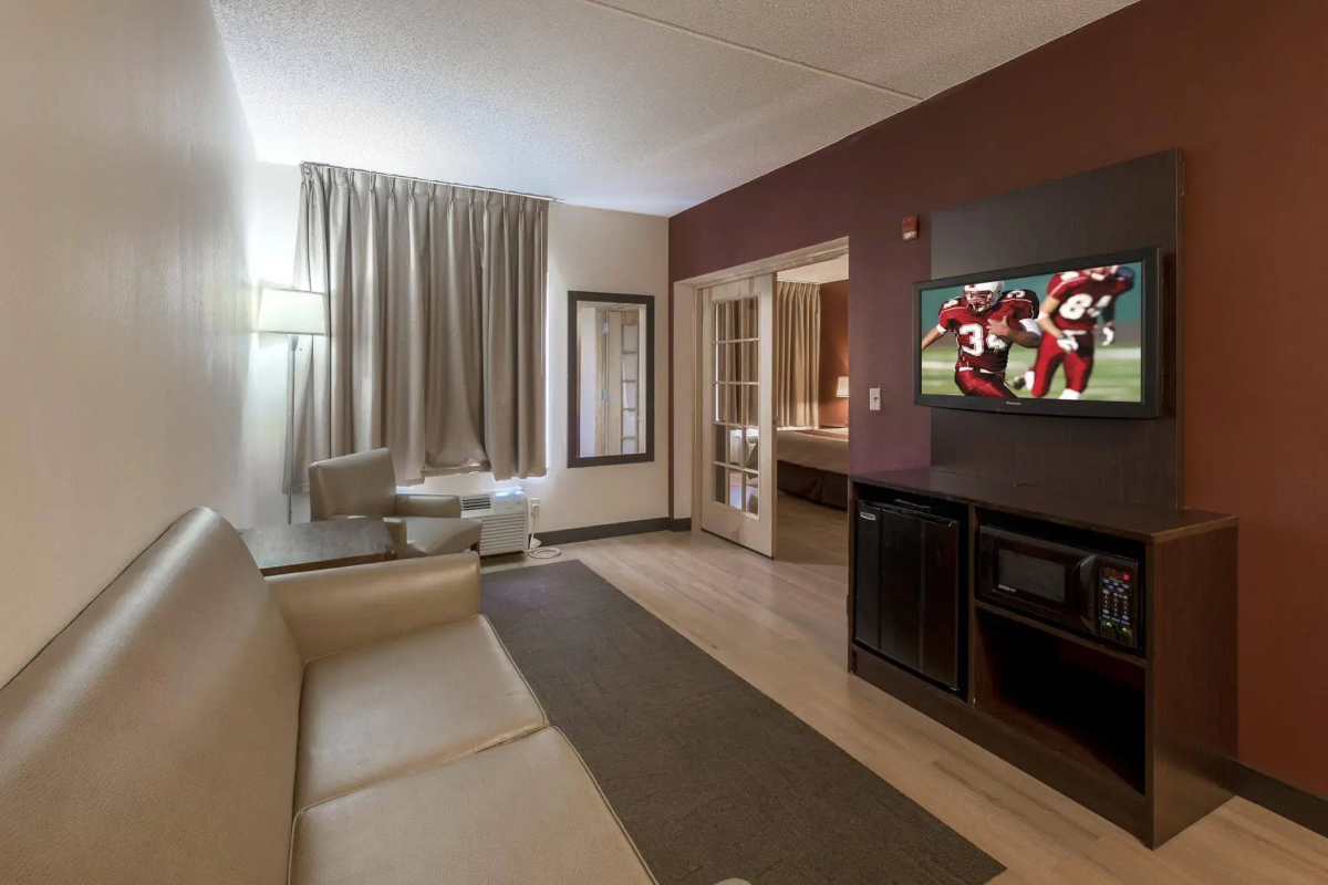 Red Roof Inn PLUS+ Long Island - Garden City