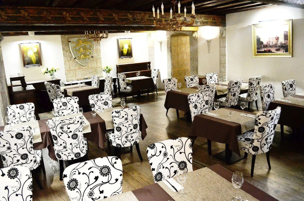 Отель Three Crowns Residents