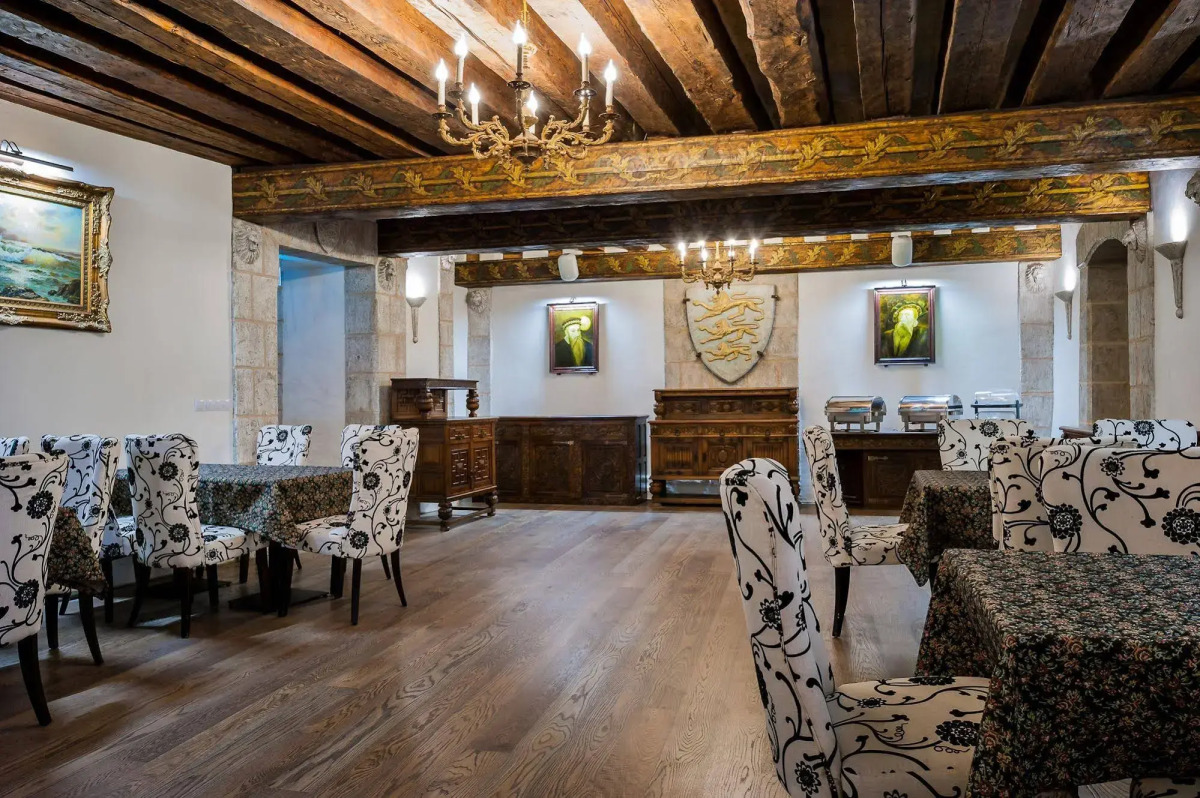 Отель Three Crowns Residents