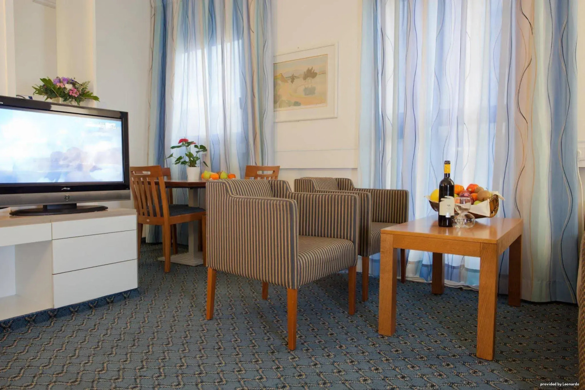 Best Western Regency Suites