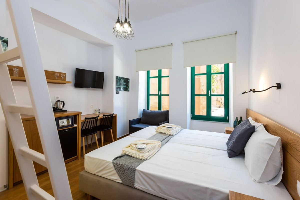 Ink Hotel Phos