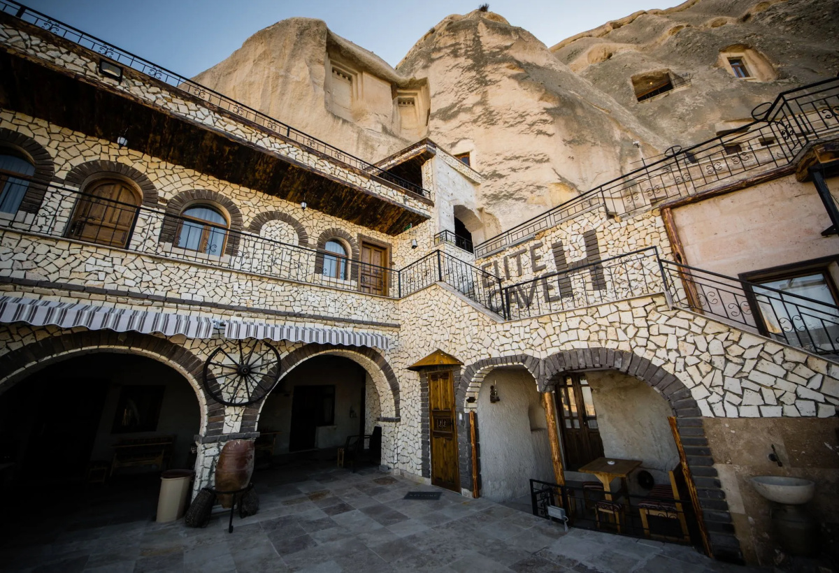 Elite Cave Suites