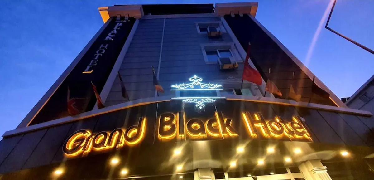 Grand Black Hotel