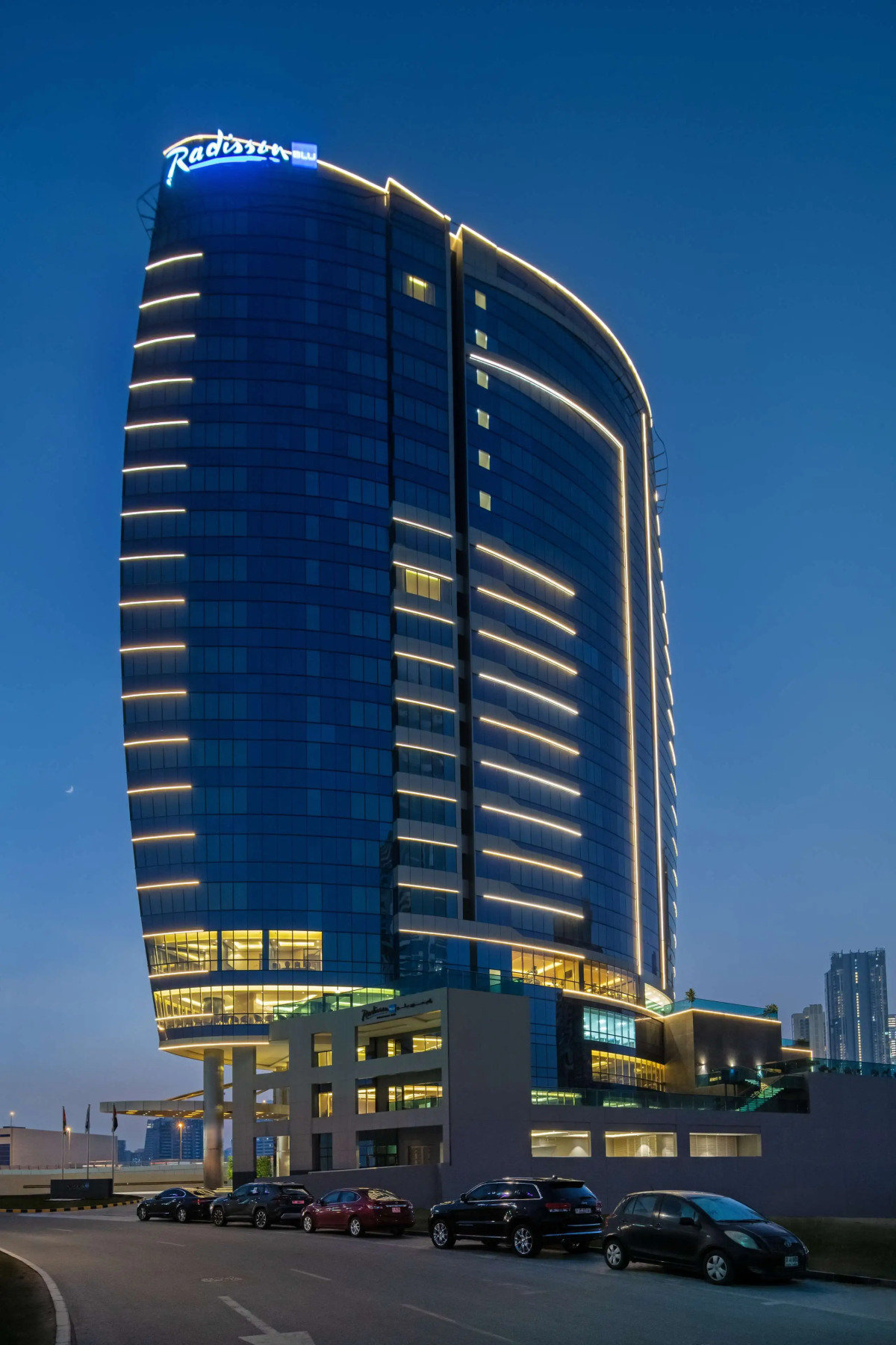 Отель Radisson Blu Hotel, Dubai Canal View