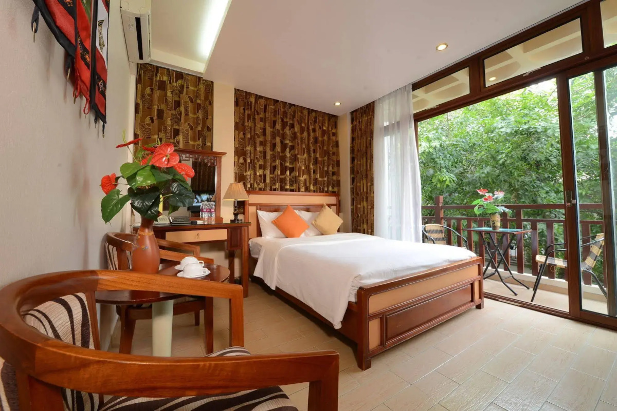 Artisan Lakeview Hotel