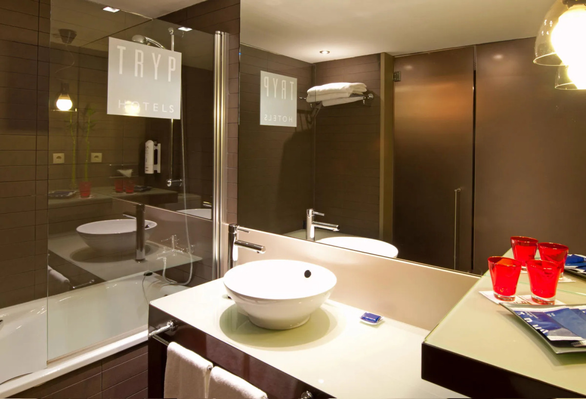 Отель Barcelona Condal Mar Affiliated by Meliá