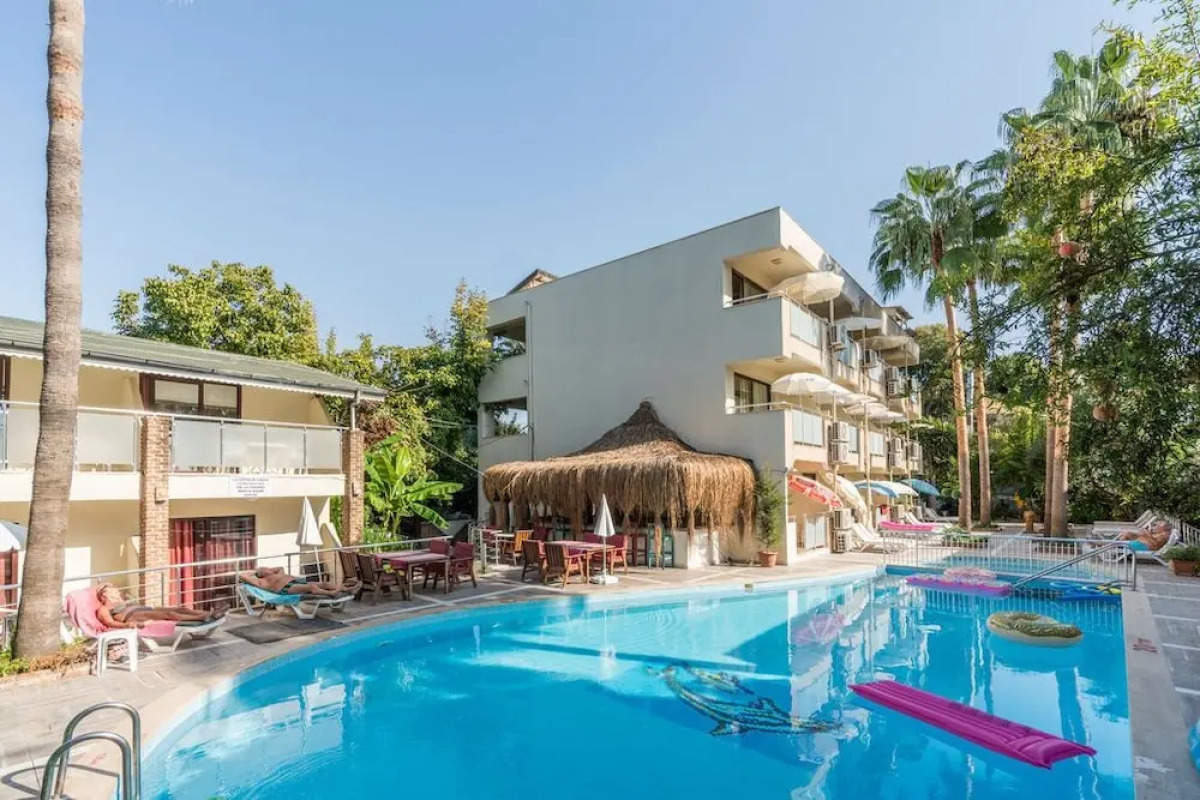 Tropic Beach Club Side