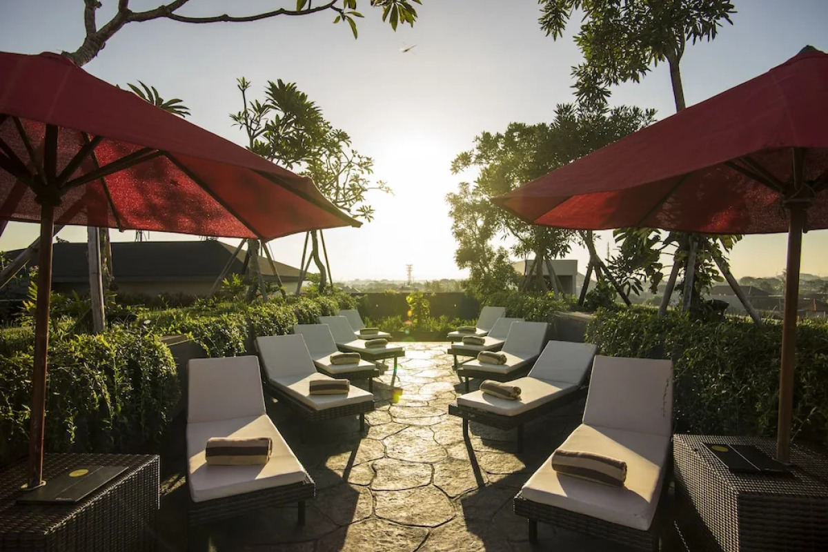 Отель Sevn Legian