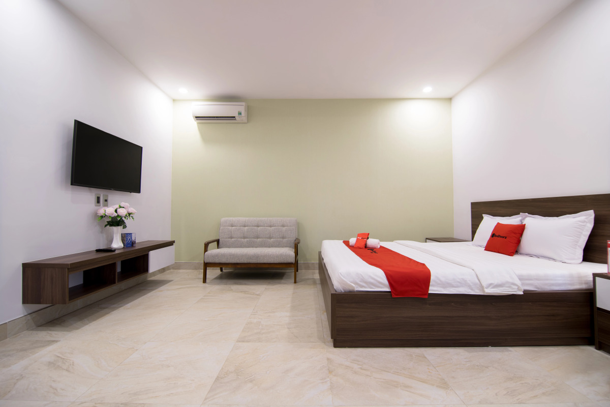 RedDoorz Premium near Hang Xanh