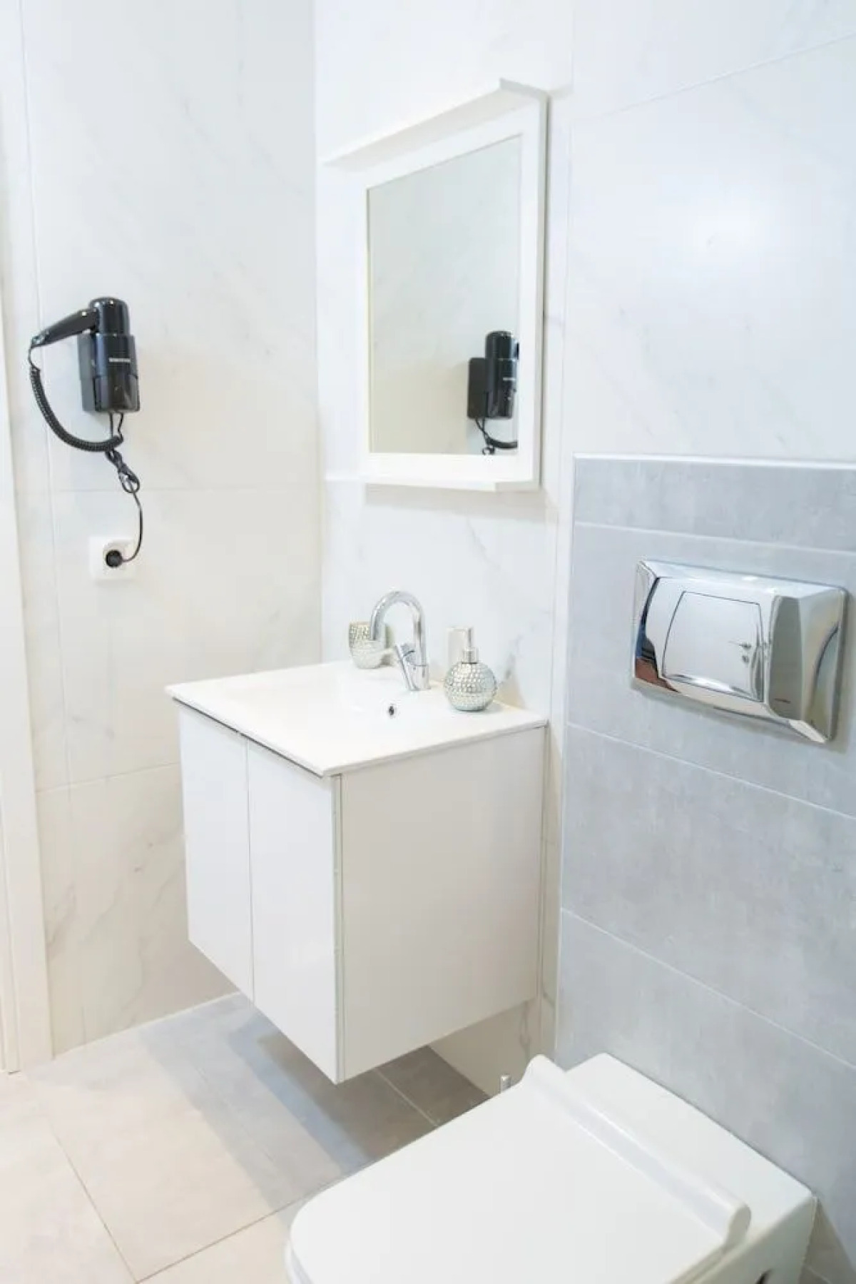 Civilian Apartments, Nilie Hospitality MGMT