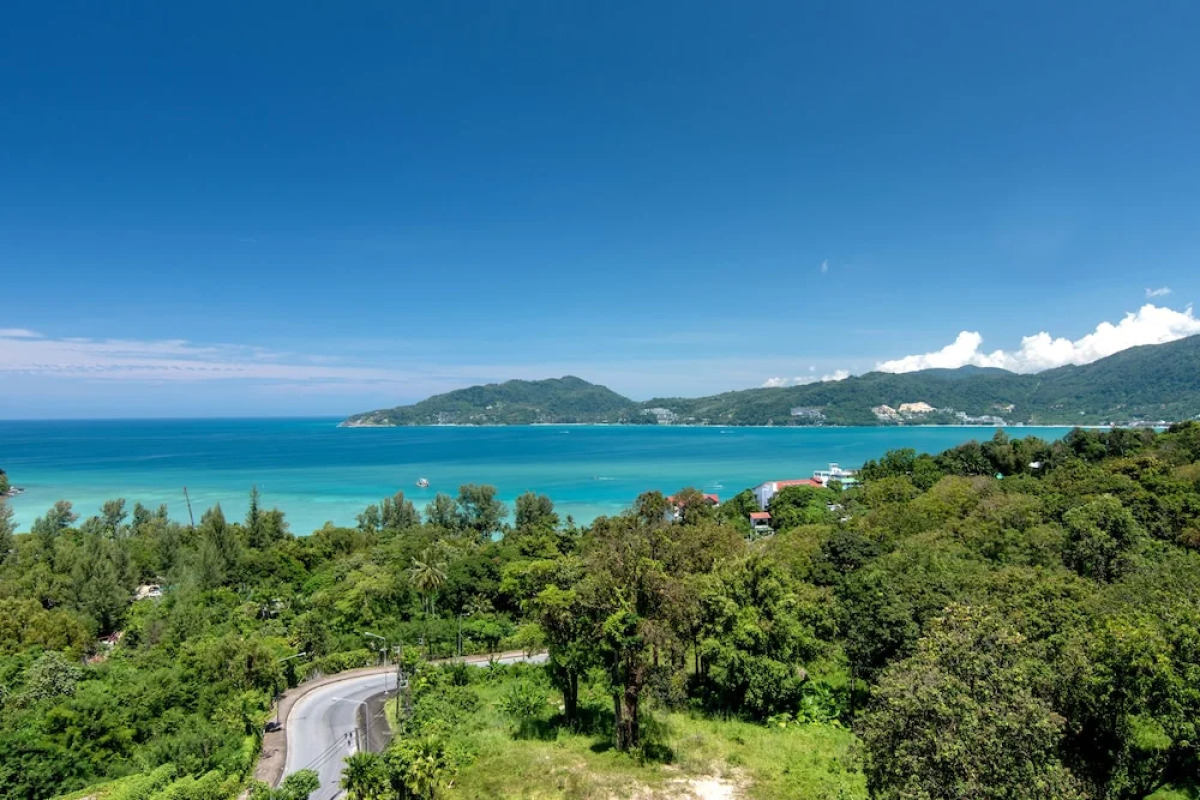 Crest Resort & Pool Villas