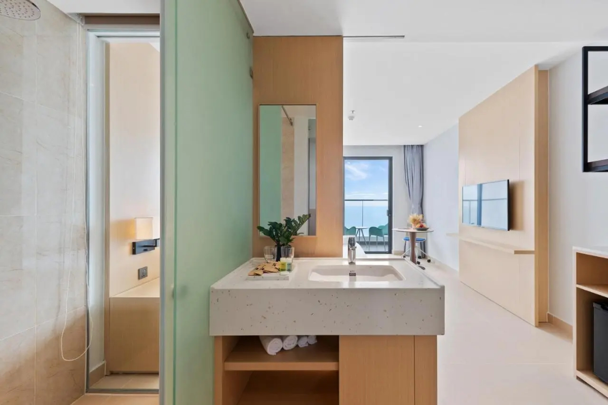Курортный отель The Empyrean Cam Ranh Beach Resort