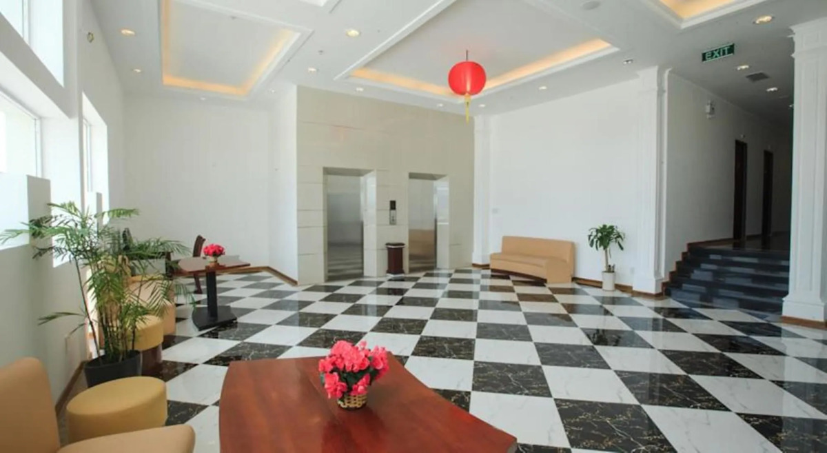 Den Long Do Hotel & Restaurant