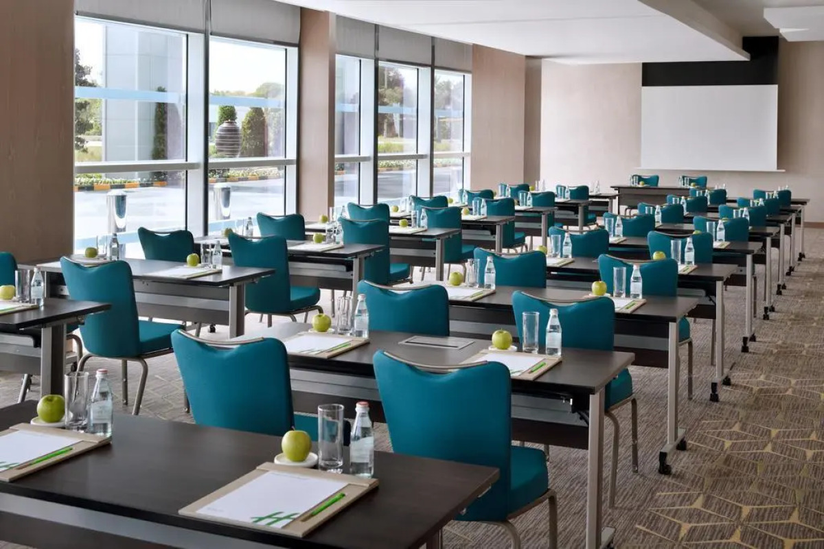 Отель Holiday Inn & Suites Dubai Festival City an IHG