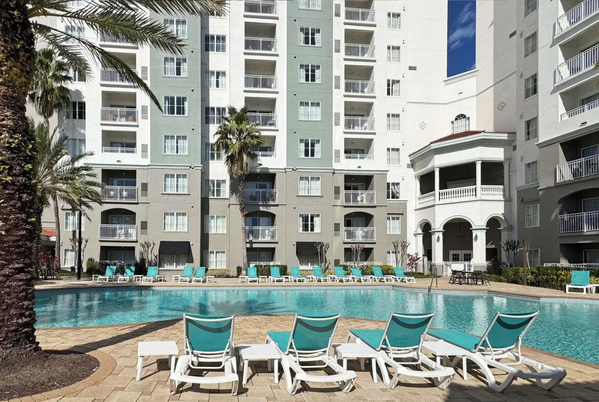 The Point Hotel & Suites