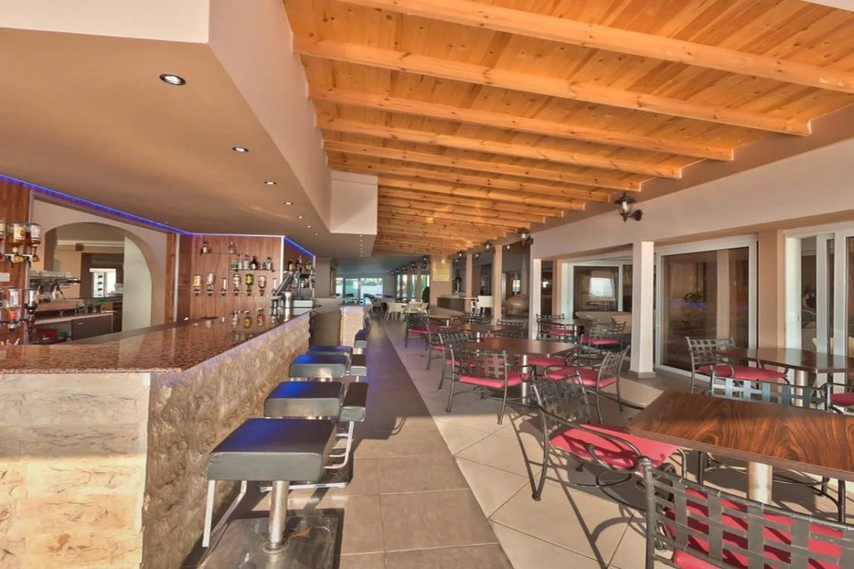 Mackenzie Beach Hotel & Apartments