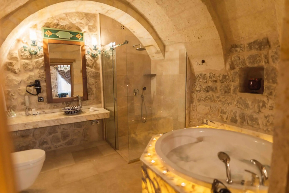 Solo Cave Suites
