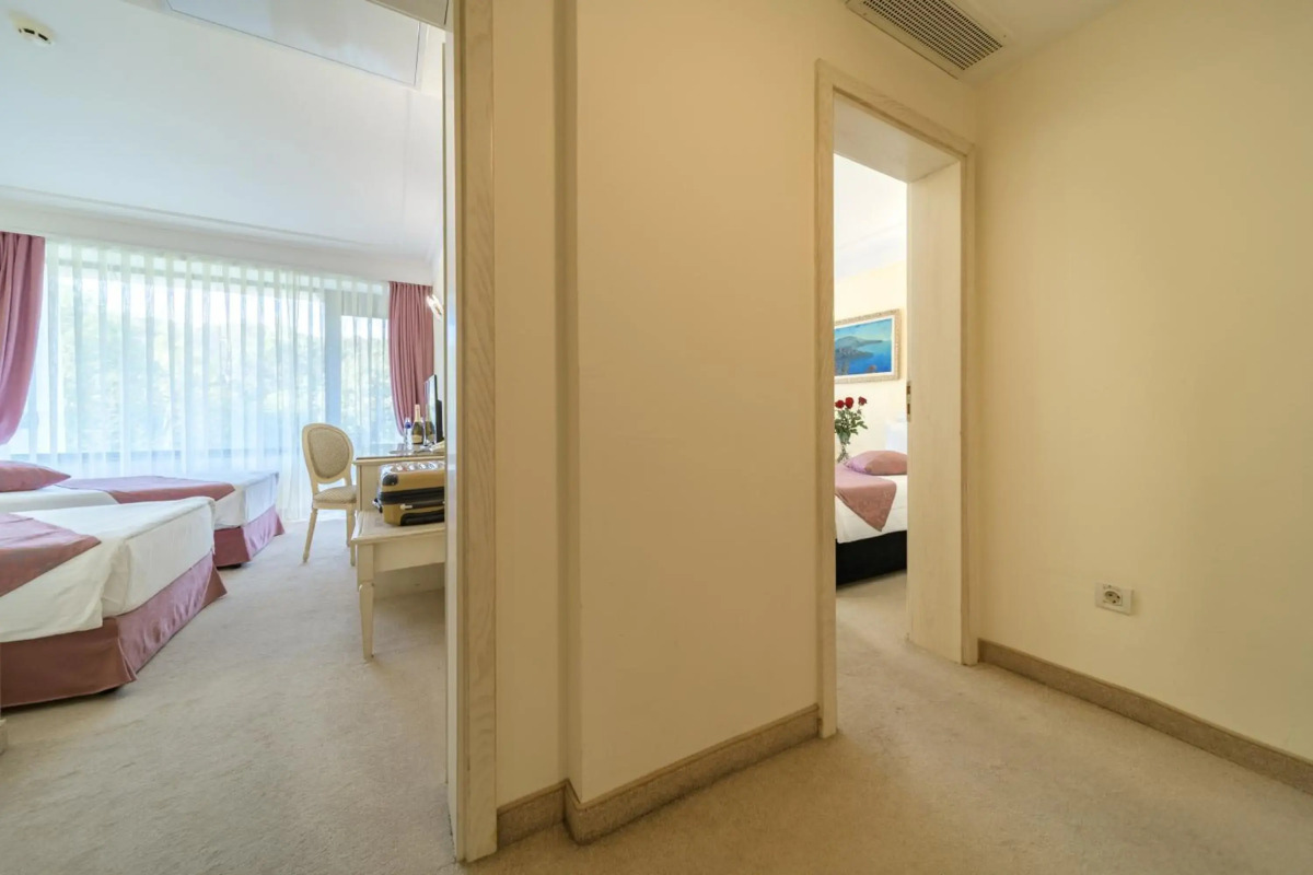 Palace Hotel - Sunny Day Resort