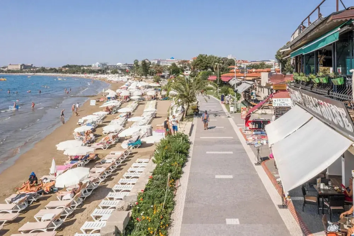 Tropic Beach Club Side