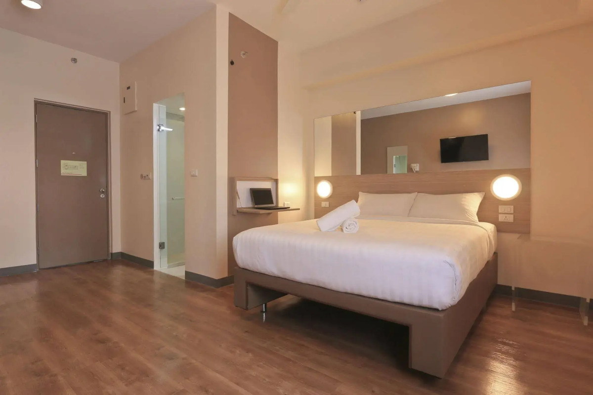 Red Planet Makati Amorsolo