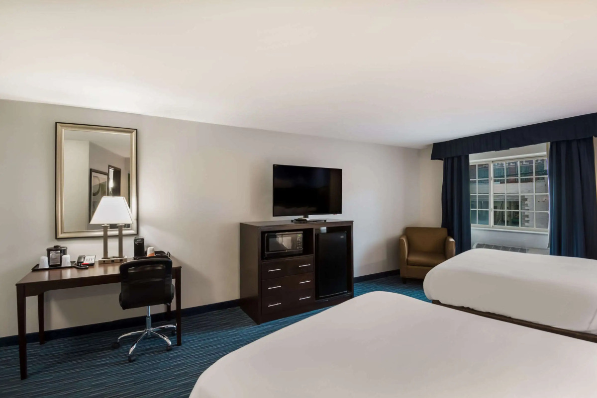 Clarion Pointe Downtown