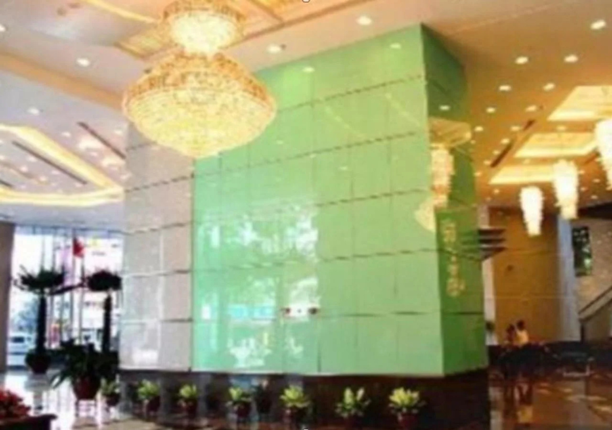 Skyline Plaza Hotel