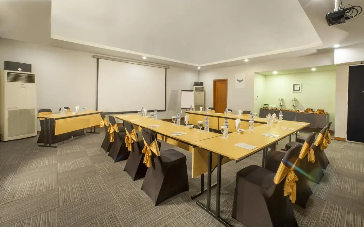 Отель Sevn Legian